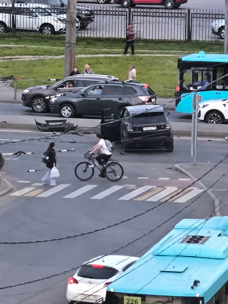 Курьер тяжело пострадал в ДТП на проспекте Ветеранов