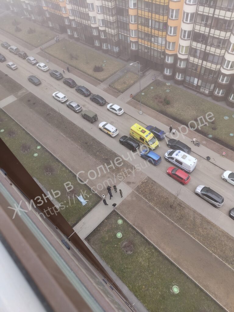Мужчина упал с окна у дома 14/2 на улице Лётчика Лихолетова — на месте полиция.